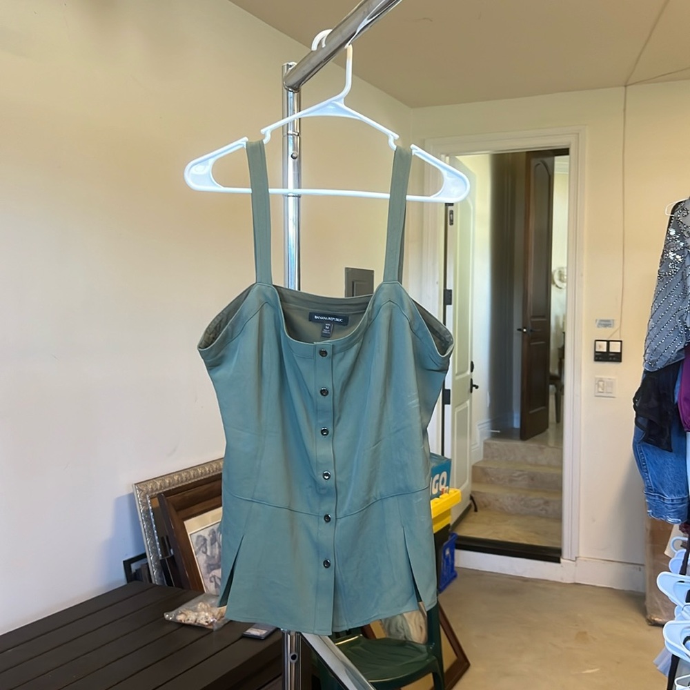 NWOT! Banana Republic sleeveless blouse.Size 14
